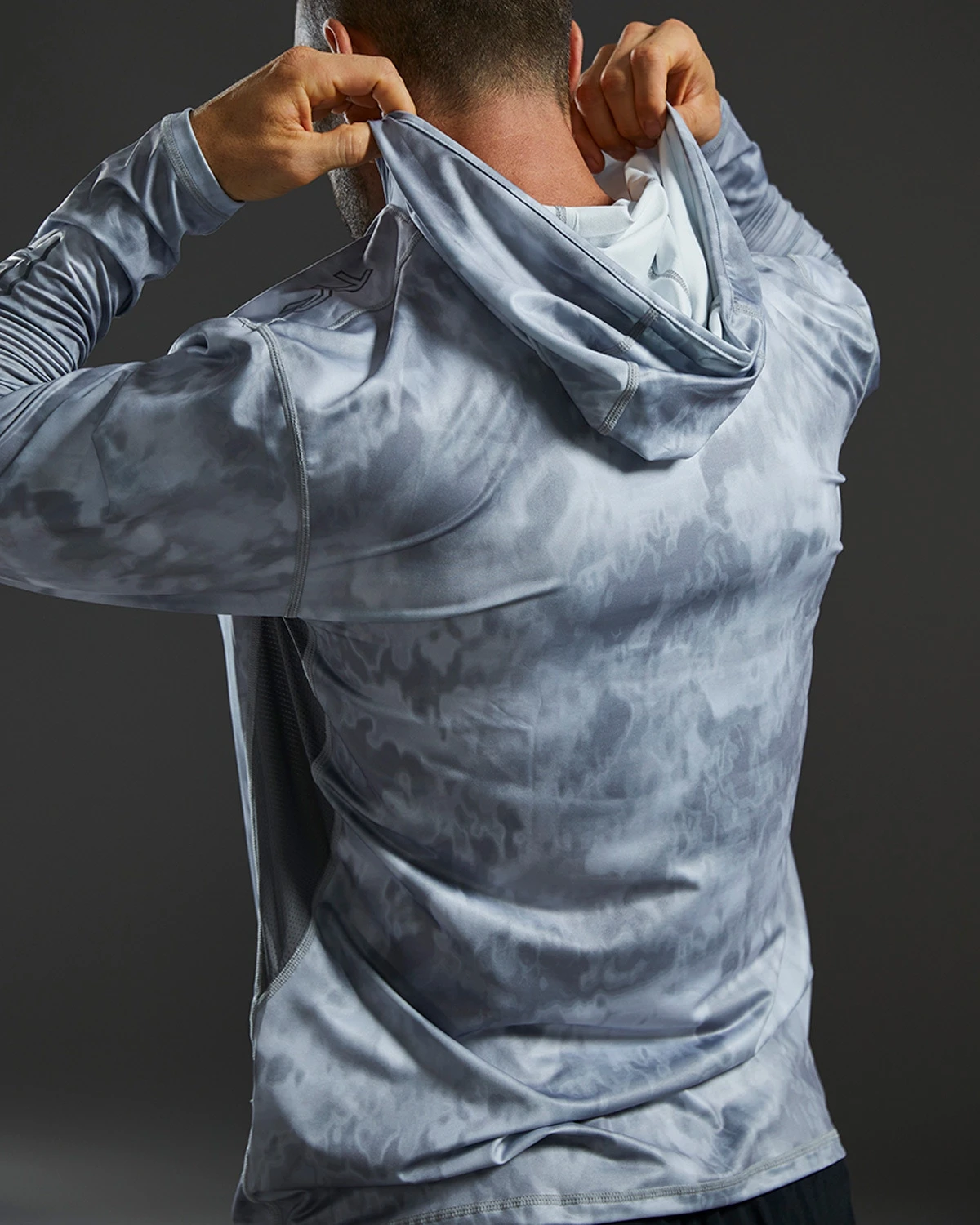 TYR SunDefense™ Men's Vented Hooded Shirt - Turbulent 10 TYR SunDefense™ Men's Vented Hooded Shirt - Turbulent - Image 8