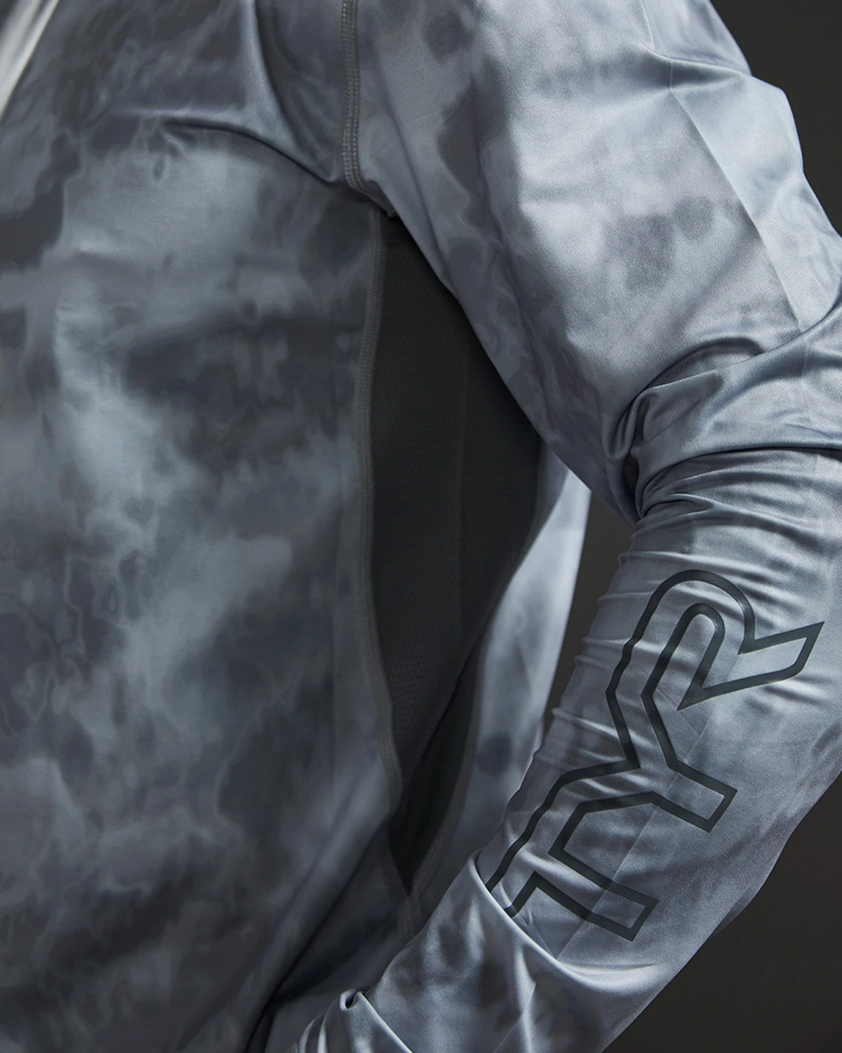 TYR SunDefense™ Men's Vented Long Sleeve Crew Shirt - Turbulent 12 TYR SunDefense™ Men's Vented Long Sleeve Crew Shirt - Turbulent - Image 10