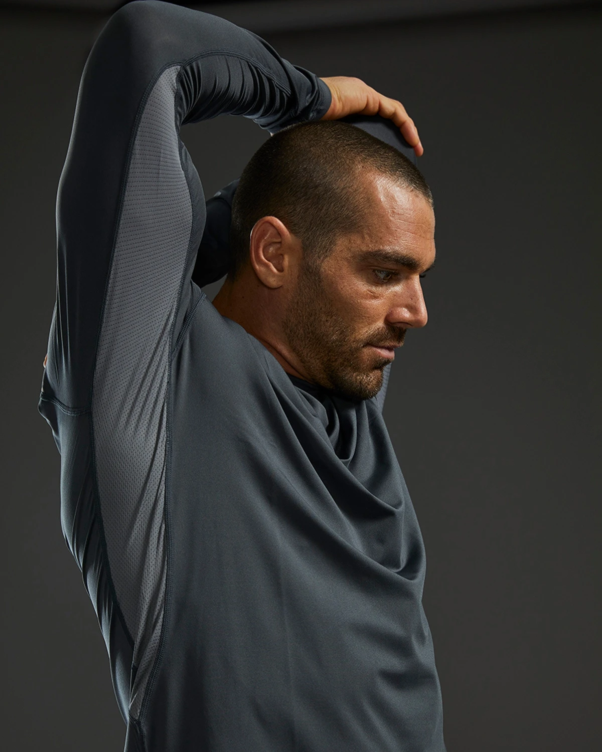 TYR SunDefense™ Men's Vented Long Sleeve Crew Shirt - Solid 9 TYR SunDefense™ Men's Vented Long Sleeve Crew Shirt - Solid - Image 8