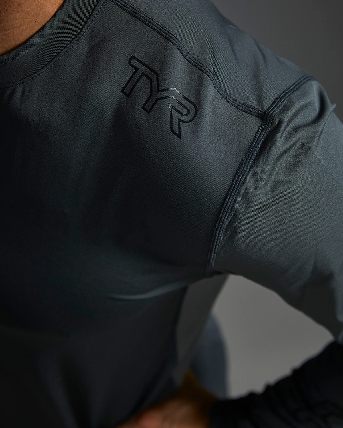 TYR SunDefense™ Men's Vented Long Sleeve Crew Shirt - Solid 10 TYR SunDefense™ Men's Vented Long Sleeve Crew Shirt - Solid - Image 9