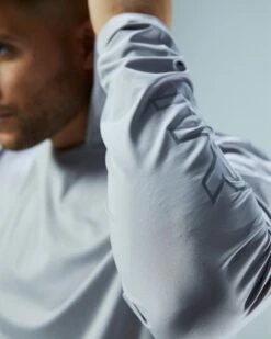 TYR Men's SunDefense Hooded Shirt -TYL Clothing Shop tsmlh7a 050 alt09